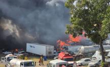 Infernal incendio en Altamira consume cientos de autos en yonke federal