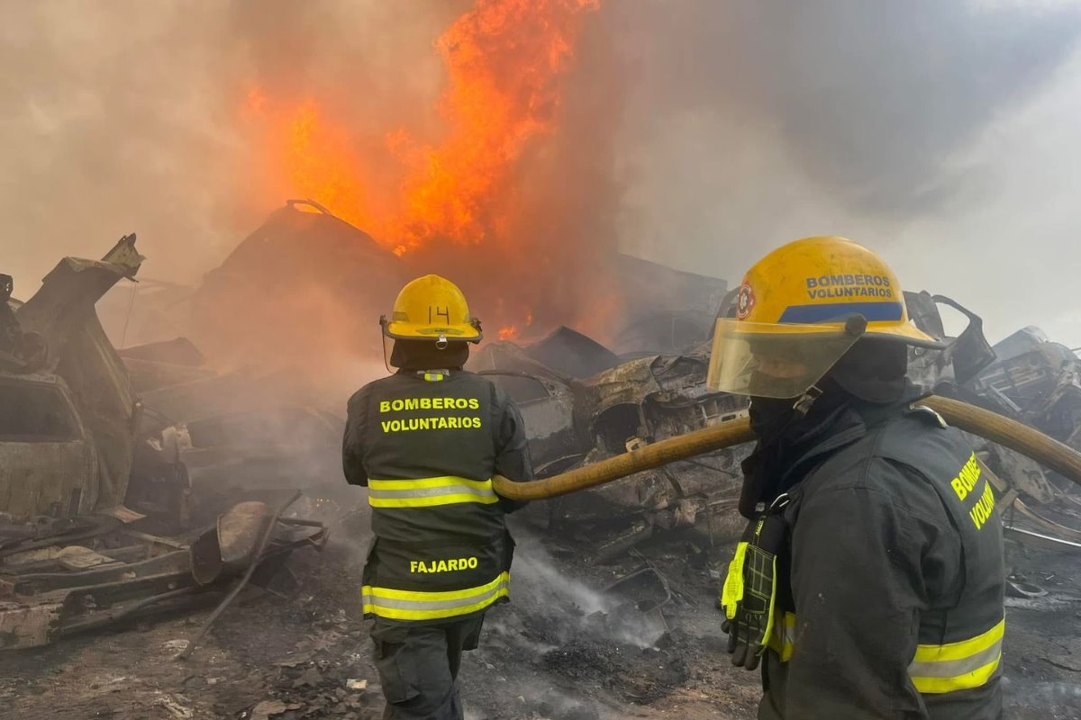 Bomberos, marinos, entre otros elementos, fueron los responsables de sofocar las llamas. Foto: Carlos García