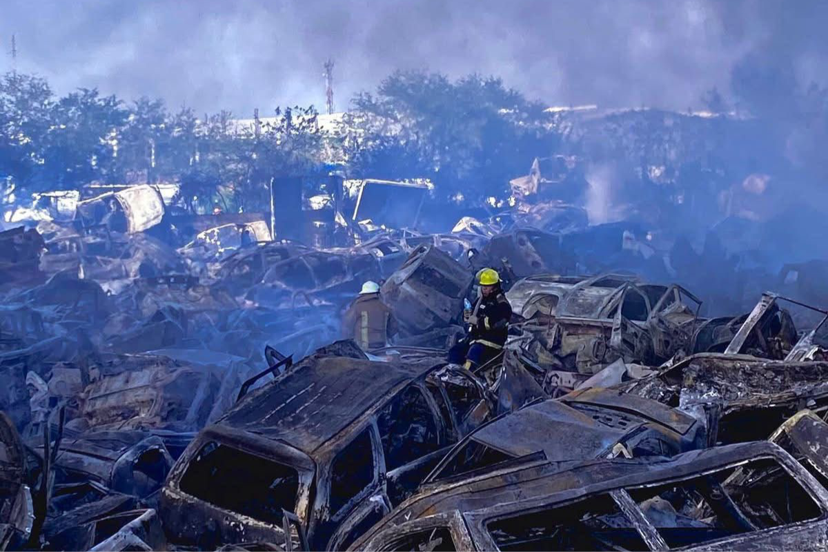 El incendio consumió un lote de autos abandonados. Foto: Carlos García