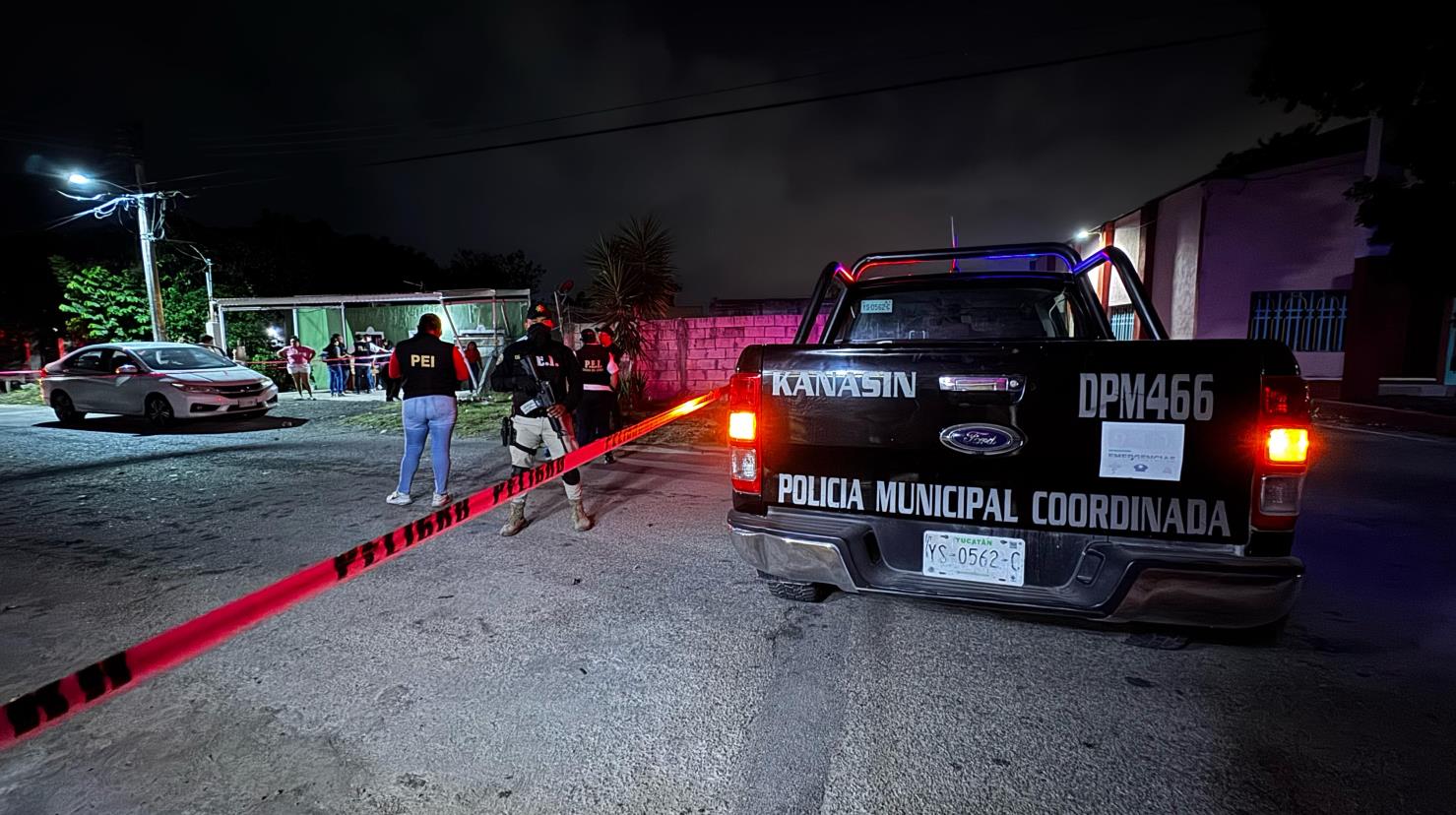 Un accidente se registró en una vivienda de Mulchechén, Kanasín luego de que una persona embistió con un vehículo a una familia. Todo se habría tratado de viejas rencillas.- Fuente Irving Gil