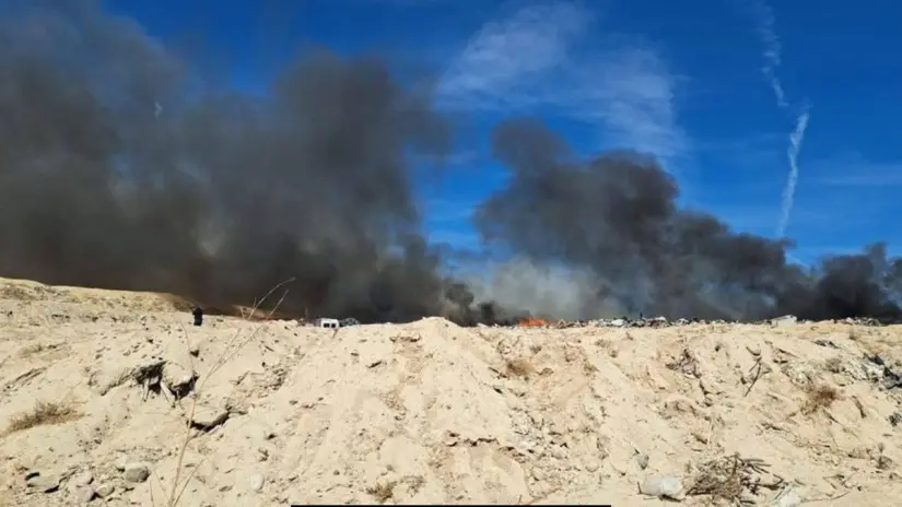 Apagar incendios en el relleno sanitario es difícil por los materiales acumulados, explicó el comandante Juan Jesús Ruiz Redona. Foto: Facebook / AlDía BCS