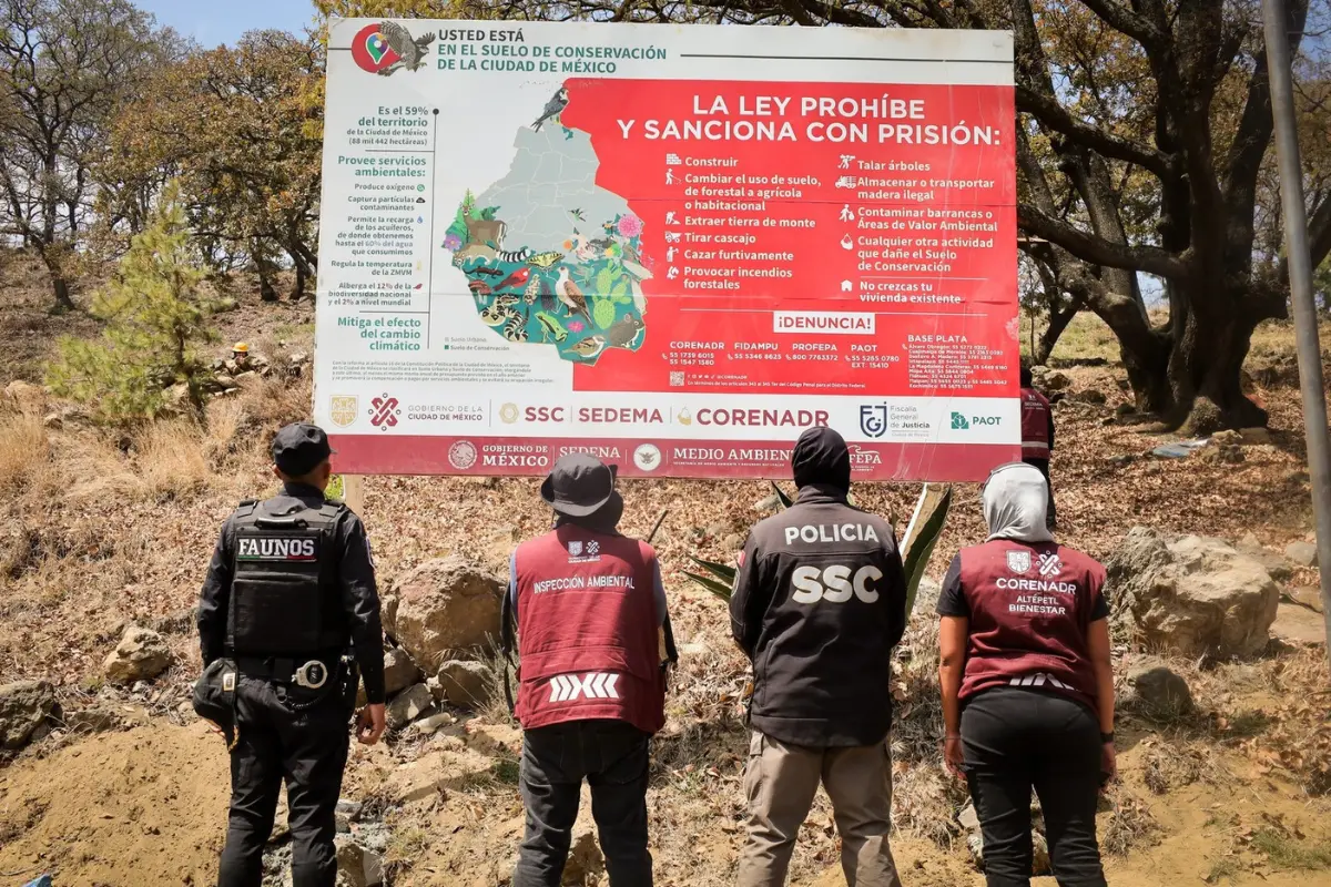 Personal de la SEDEMA y del Gobierno de CDMX en la recuperación de suelo de conservación en Xochimilco. Foto: Secretaría del Medio Ambiente