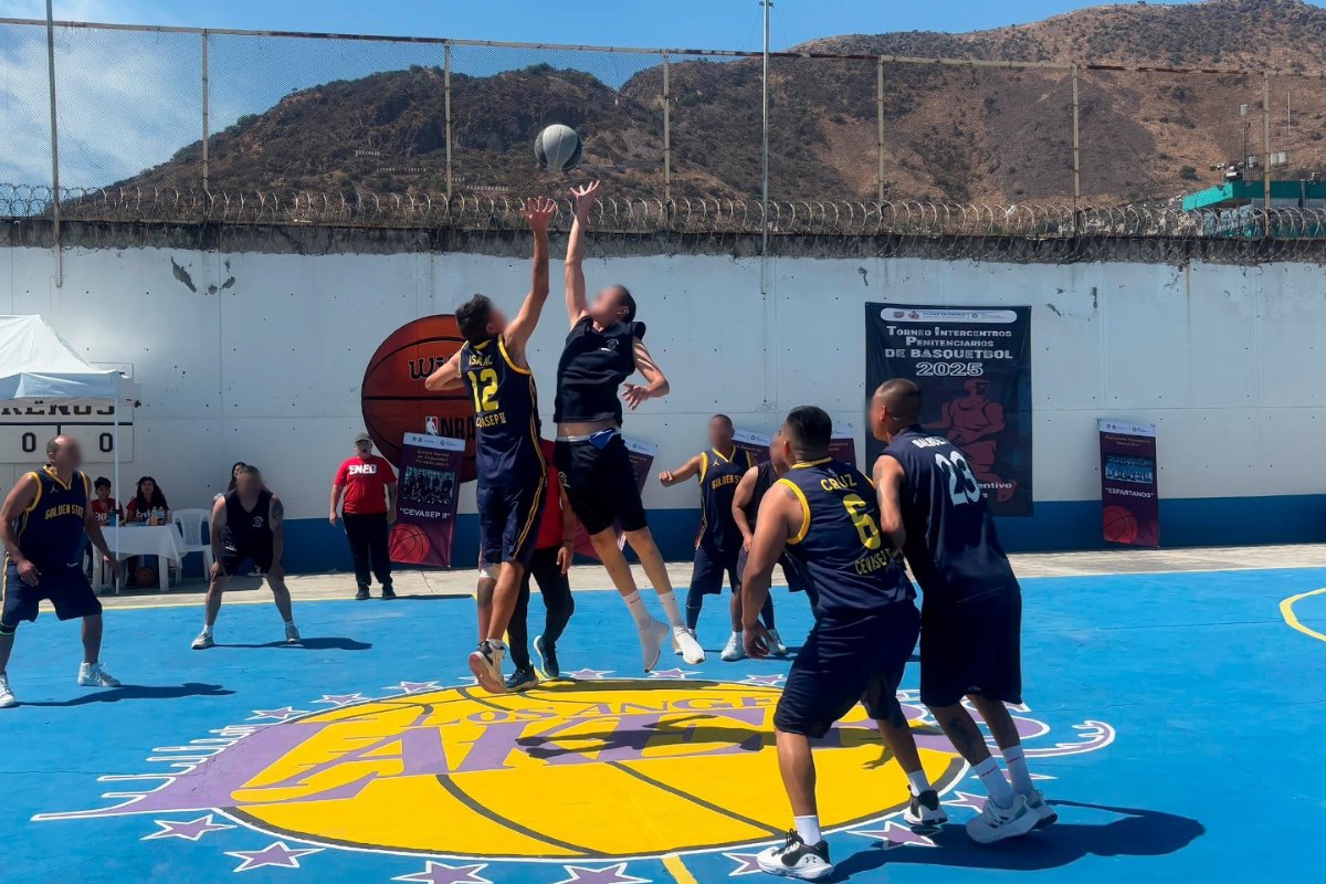 Jugadores de basquetbol de los reclusorios de CDMX jugando un torneo deportivo.     Foto: SSC