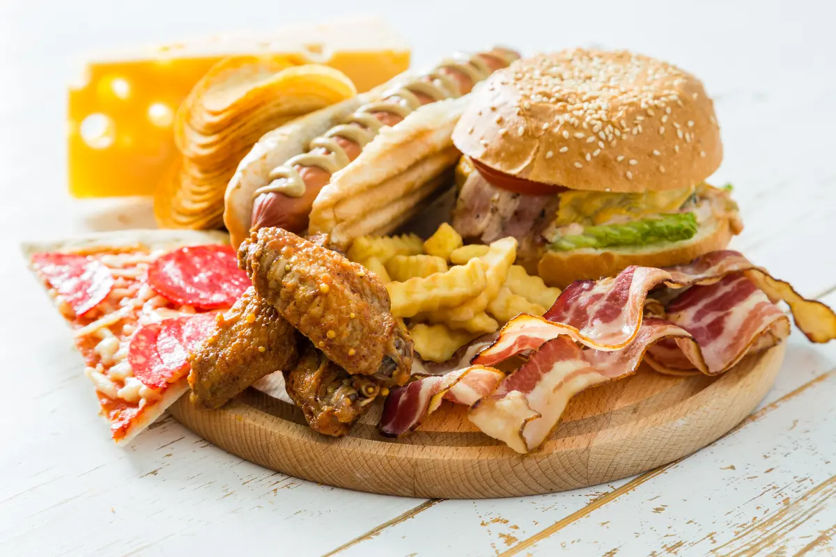 Las comidas altas en grasas pueden estar afectando la memoria de las personas, según reveló un estudio de la Universidad de Ohio. Foto: Canva