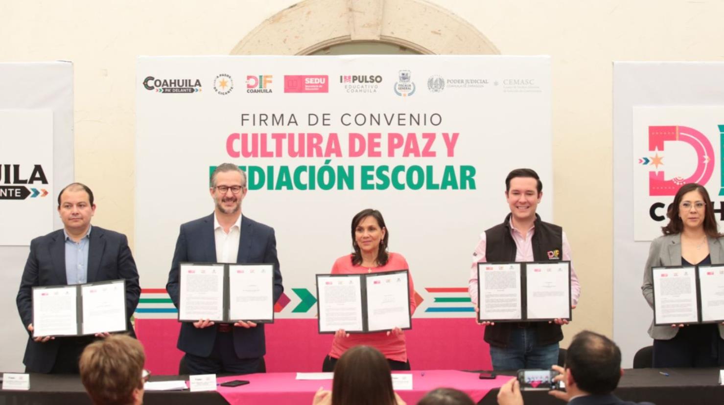 Autoridades firmaron el convenio de cultura de paz y educación escolar. (Fotografía: Gobierno de Coahuila)