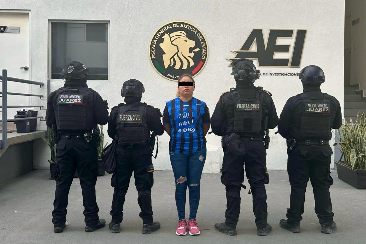 Mujer detenida por portación de drogas. Foto: Fiscalía General de Justicia de Nuevo León