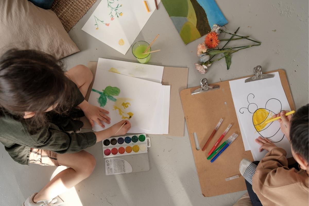 Imagen ilustrativa de dos niños pintando. Foto: Canva