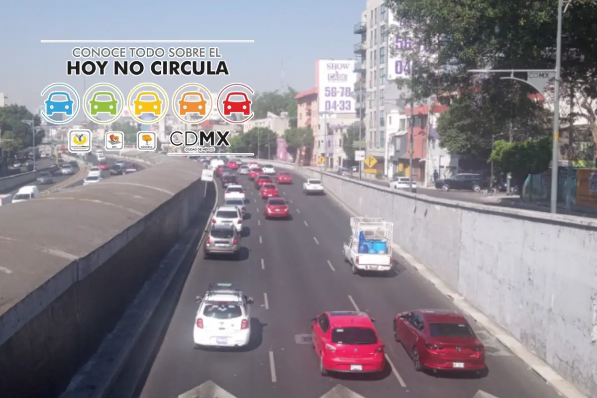 Autos circulando por Viaducto Miguel Alemán Valdés y logo del Hoy No Circula en la parte superior izquierda. Foto: X (@OVIALCDMX) | Canva