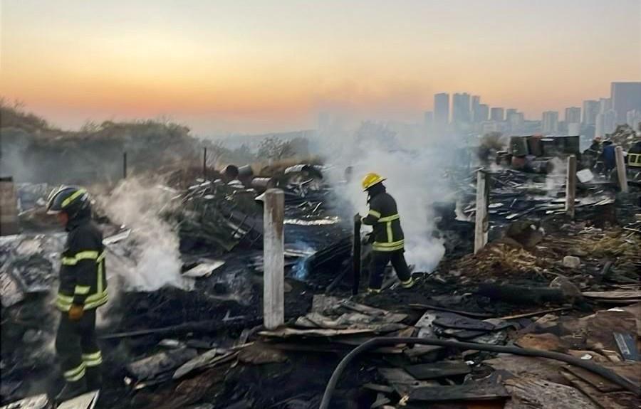 El incendio alertó a los vecinos de la zona y provocó la intervención de los servicios de emergencia. Imagen: Cortesía