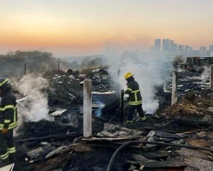 Incendio consume depósito de chatarra en Naucalpan