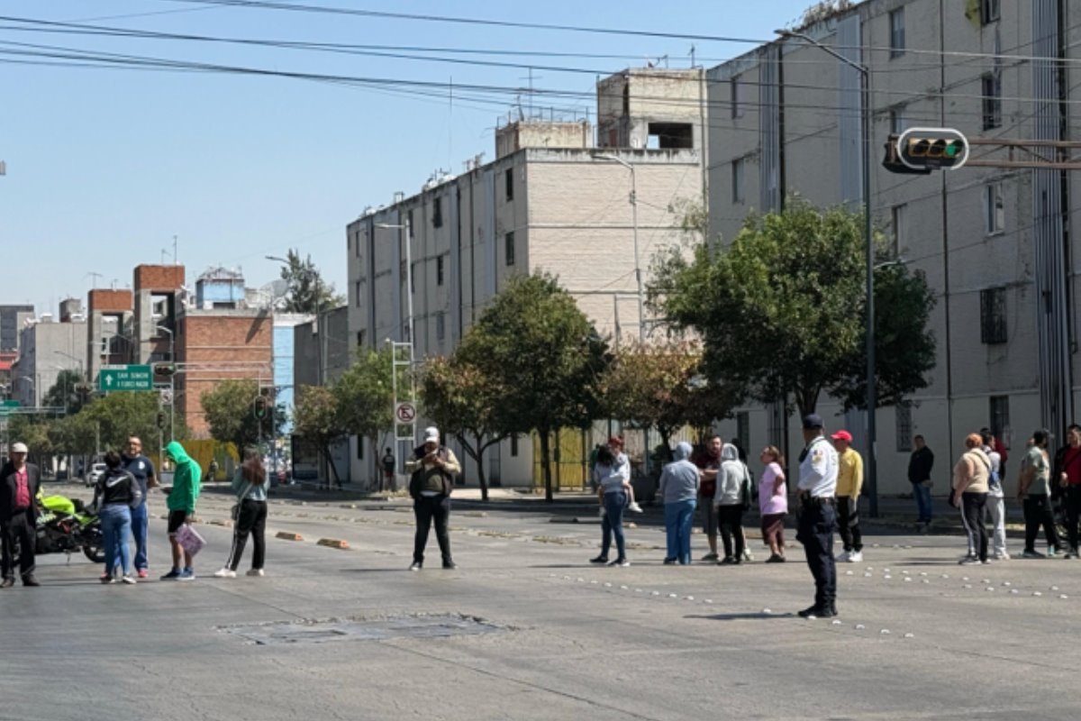 Manifestantes en Eje 1 Poniente a la altura de Camelias en CDMX.     Foto: X (@OVIALCDMX)