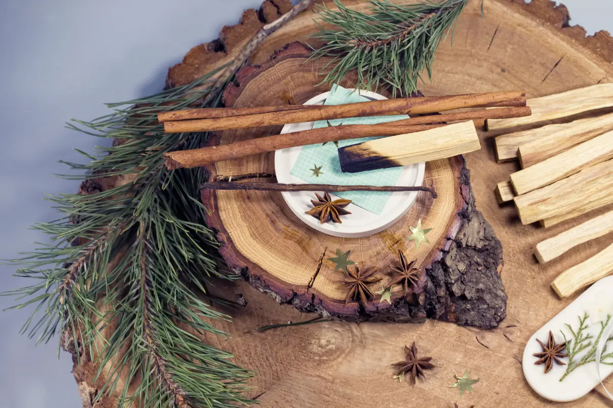 Prepárate para tener tu hogar en armonía, utiliza estos 5 olores de incienso que ayudan a tenerla, según el Feng Shui. Foto: Canva