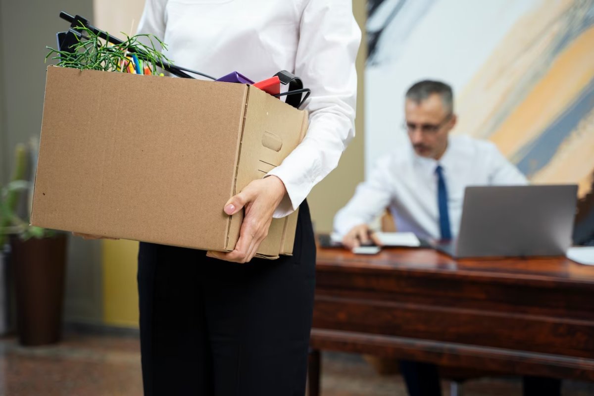 Persona desempleada saliendo de la oficina de su jefe.     Foto: Freepik