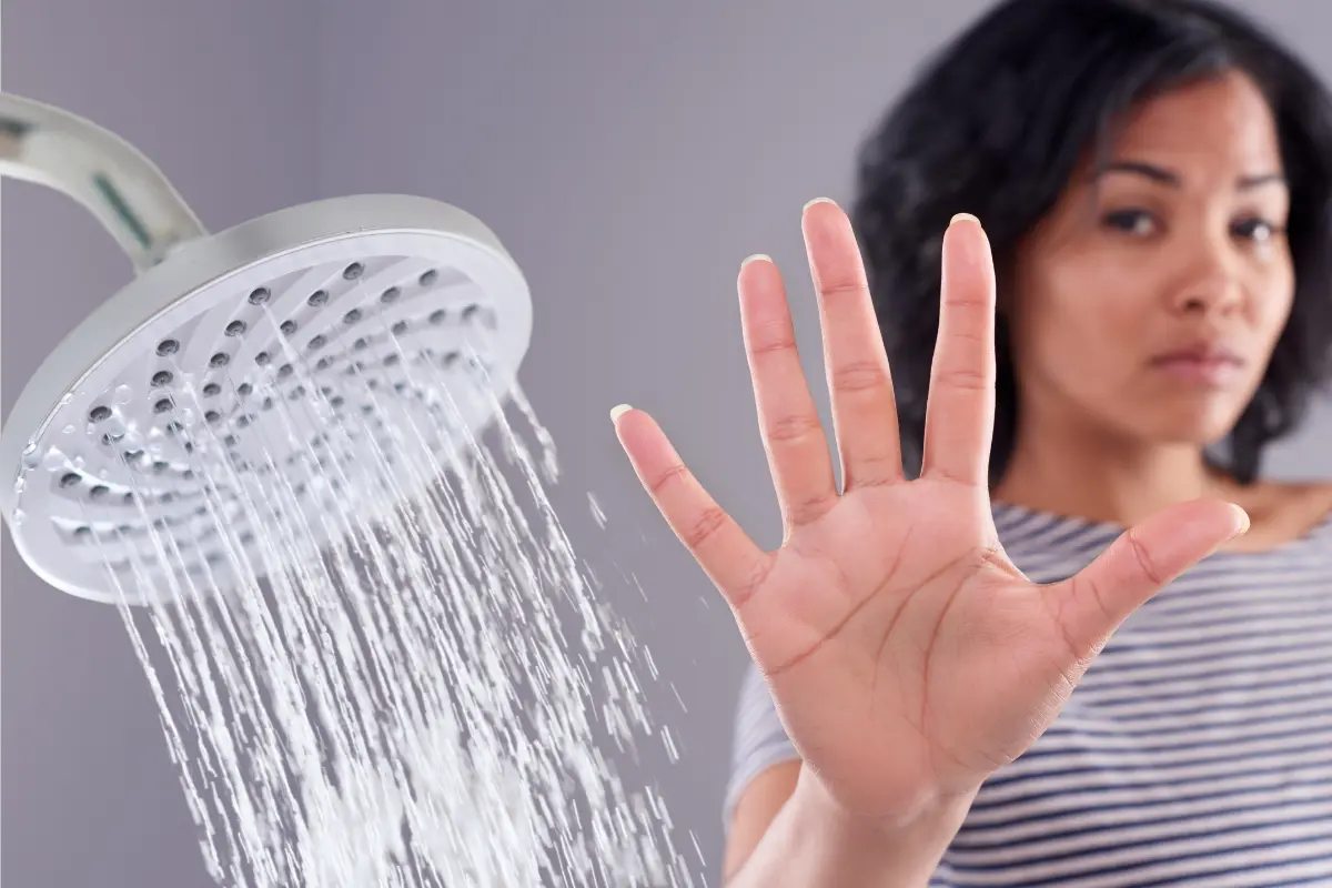 Negarse a bañarse puede mostrar trastornos psicológicos en adultos, ya que en el desarrollo infantil suele ser normal. Foto: Canva