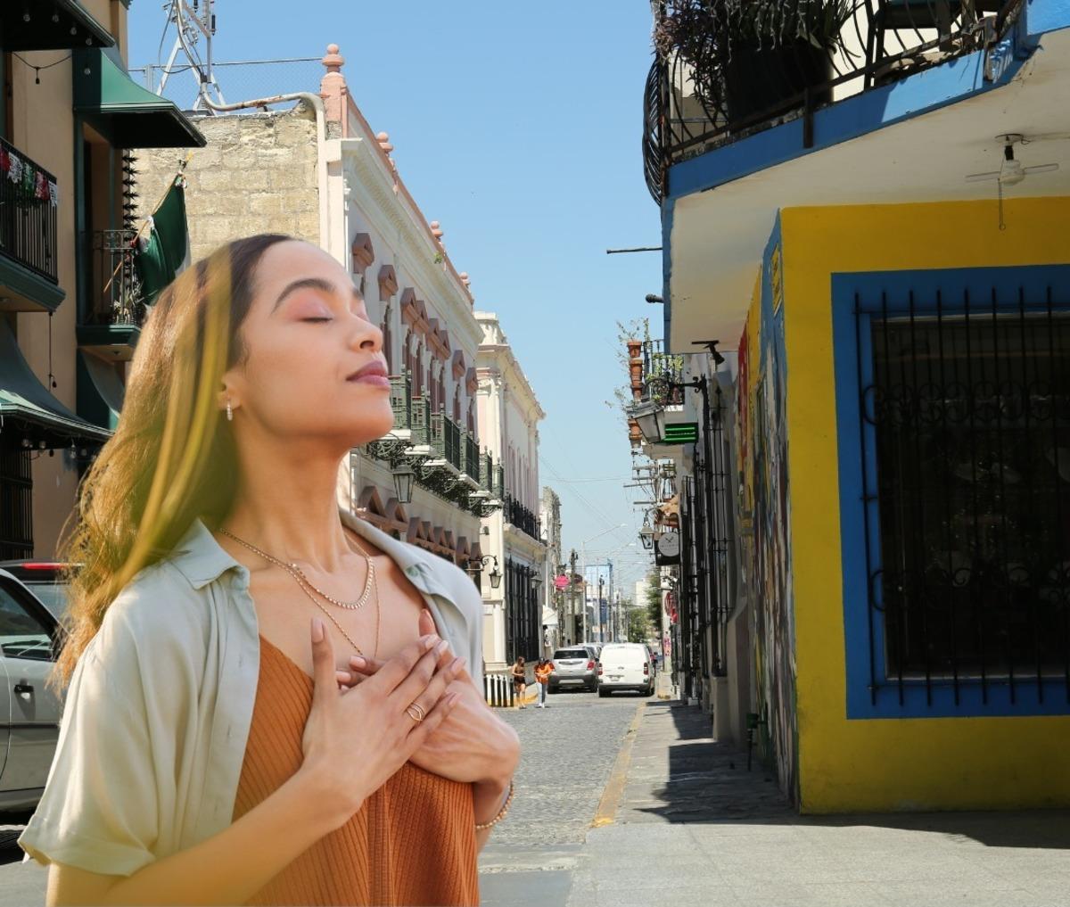 Una mujer respirando mucho mejor en el centro de Monterrey, consecuencia de tener una buena calidad del aire. Foto: Canva.