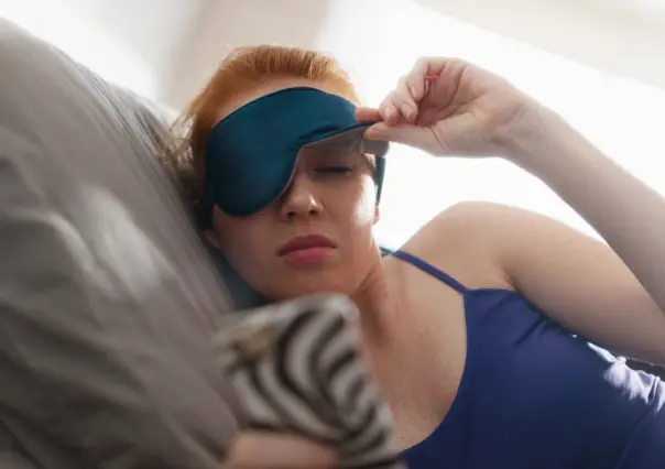 Los riesgos de revisar el celular al despertar, según los consejos de expertos