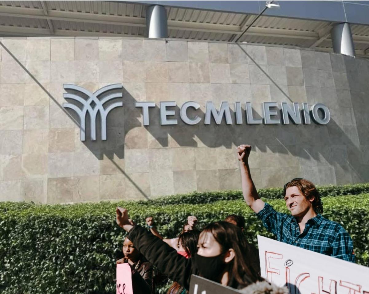 Estudiantes preparando una manifestación pacífica afuera del TecMilenio Las Torres. Foto: TecMilenio Las Torres/Canva.