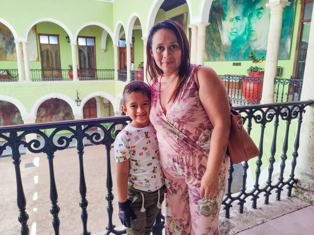 Niño Jorge Román Chi Gómez, acompañado de su madre Heidy Gómez Serrano. Foto: Cortesía