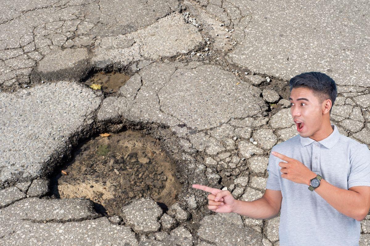 De fondo baches en CDMX, persona señalando. Foto: Canva