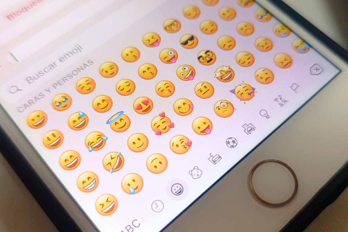 Descubre los cambios en las reacciones y la interacción en WhatsApp a partir de sus nuevos emojis y opciones. Foto: Reynol González