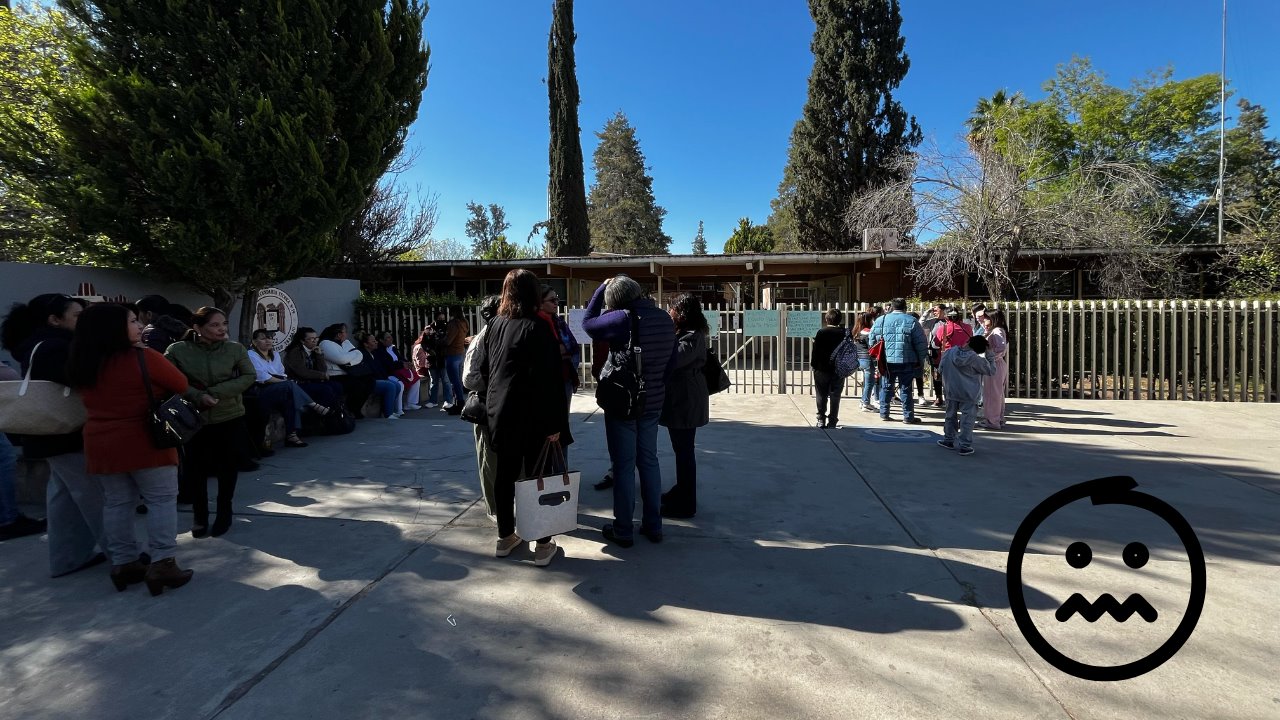 En la Secundaria 19 padres de familia y maestros se manifestaron. Foto: Alejandro Ávila.