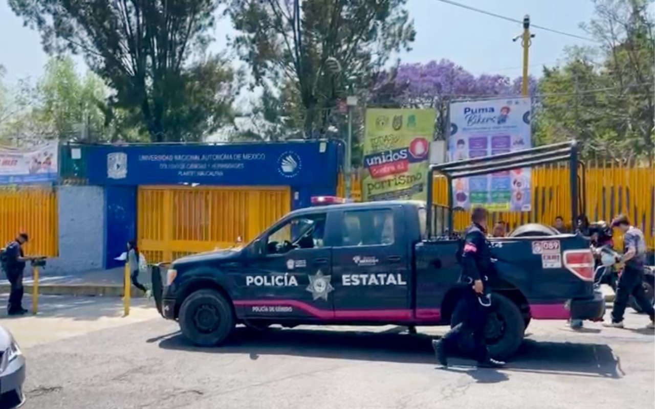 Policias estatatles llegando al CHH Naucalpan tras la agresion al prosefor. Foto: POSTA