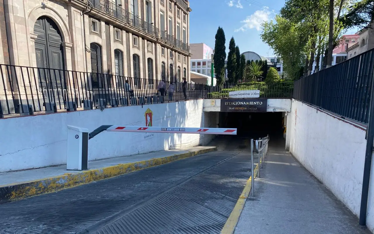 El diputado Isaías Peláez Soria (PVEM), menciona que el estacionamiento gratuito es un derecho de los consumidores. Foto: Cortesía