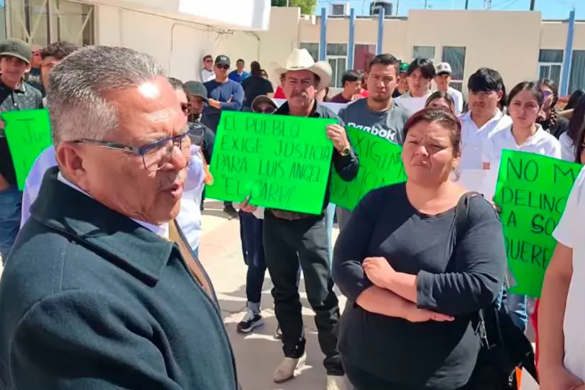 Roberto Pantoja recibió en la explanada del Gobierno Municipal a los denunciantes. Foto: Arturo Corona.