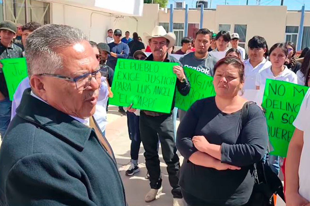 Roberto Pantoja recibió en la explanada del Gobierno Municipal a los denunciantes. Foto: Arturo Corona.