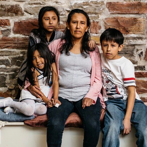  Jeanette Vizguerra junto a sus hijos. 