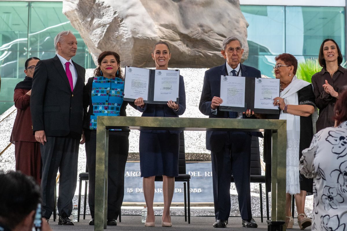 La presidenta Claudia Sheinbaum conmemoró la expropiación petrolera con la firma del decreto para publicar las leyes secundarias para la recuperación de Pemex y CFE. Foto: Enrique Pérez