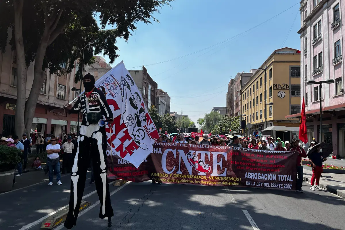 Docentes de la CNTE en marcha del Zócalo. Foto: Mario Flores