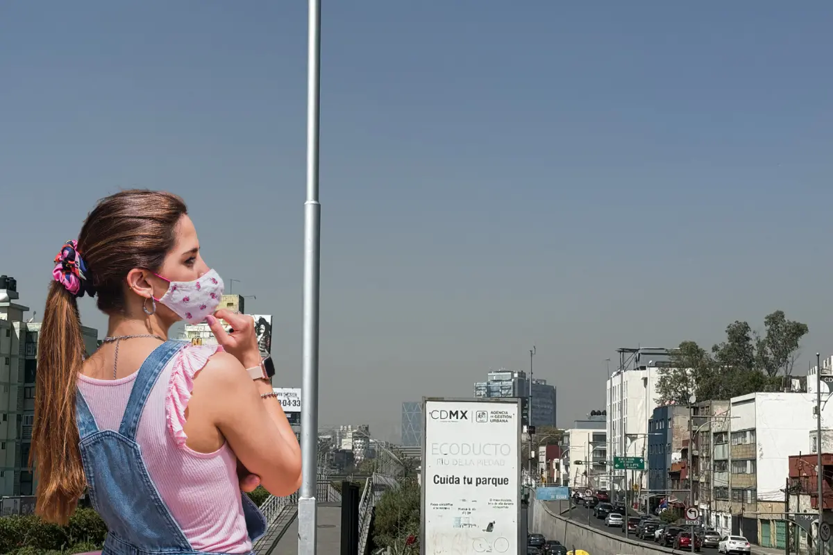 De fondo CDMX con Contingencia Ambiental, persona con cubrebocas. Foto: X @aurel_gt | Canva