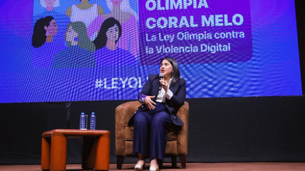 Olimpia Coral dialoga en la UANL sobre violencia digital