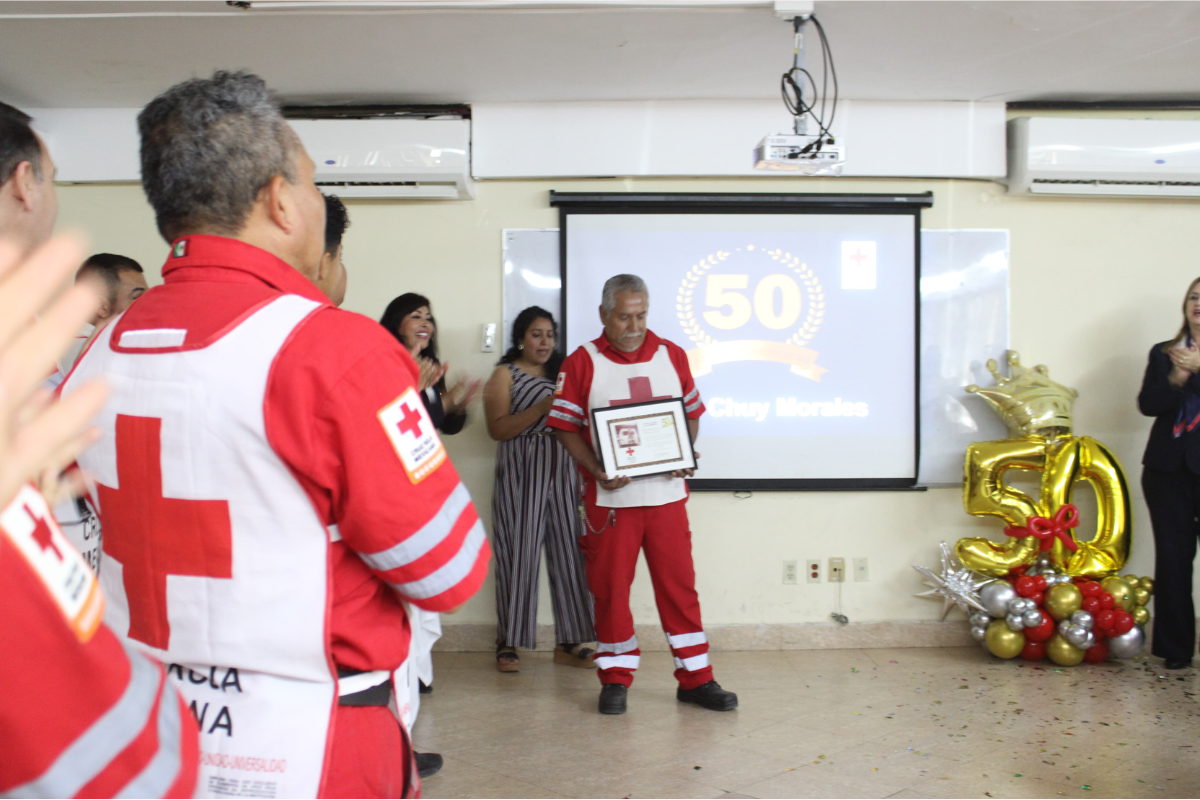 Reconocimiento a Don Chuy Morales por 50 años de servicio en Cruz Roja Tampico. Foto: Carlos García