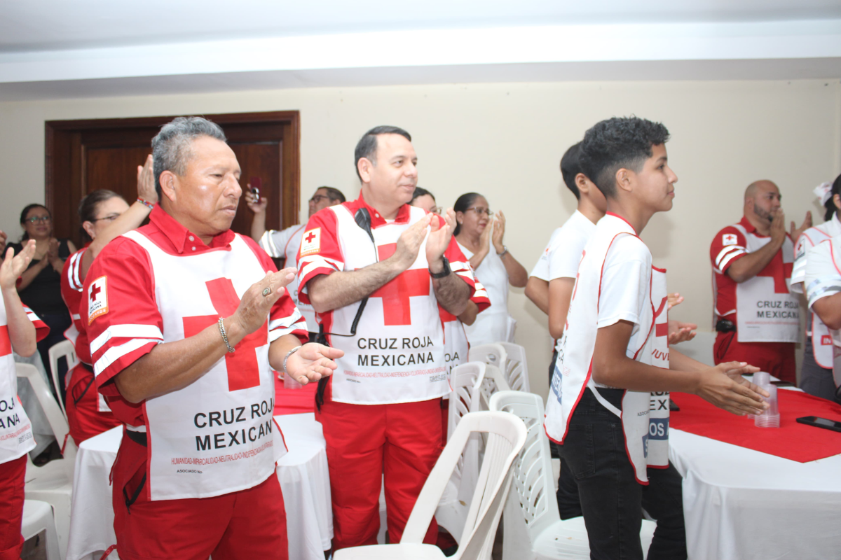 Compañeros de Don Chuy ofrecen un merecido aplauso a su trayectoria. Foto: Carlos García