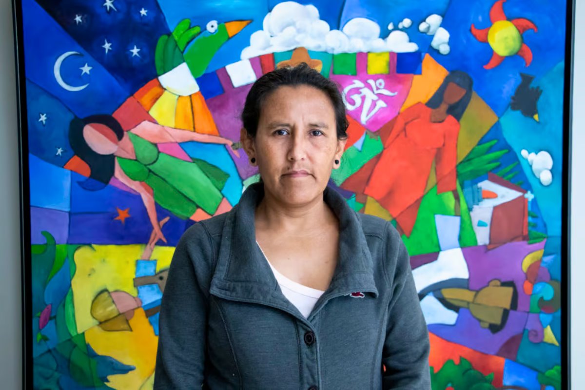 Jeanette Vizguerra posa para un retrato dentro de la Primera Sociedad Unitaria de Denver, donde está viviendo en santuario, el 30 de marzo de 2019.  Créditos: Kevin J. Beaty/Denverite.