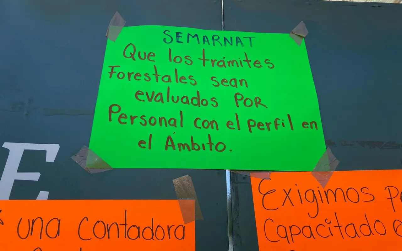 Pancartas de protesta. Foto: Rosalinda Morales