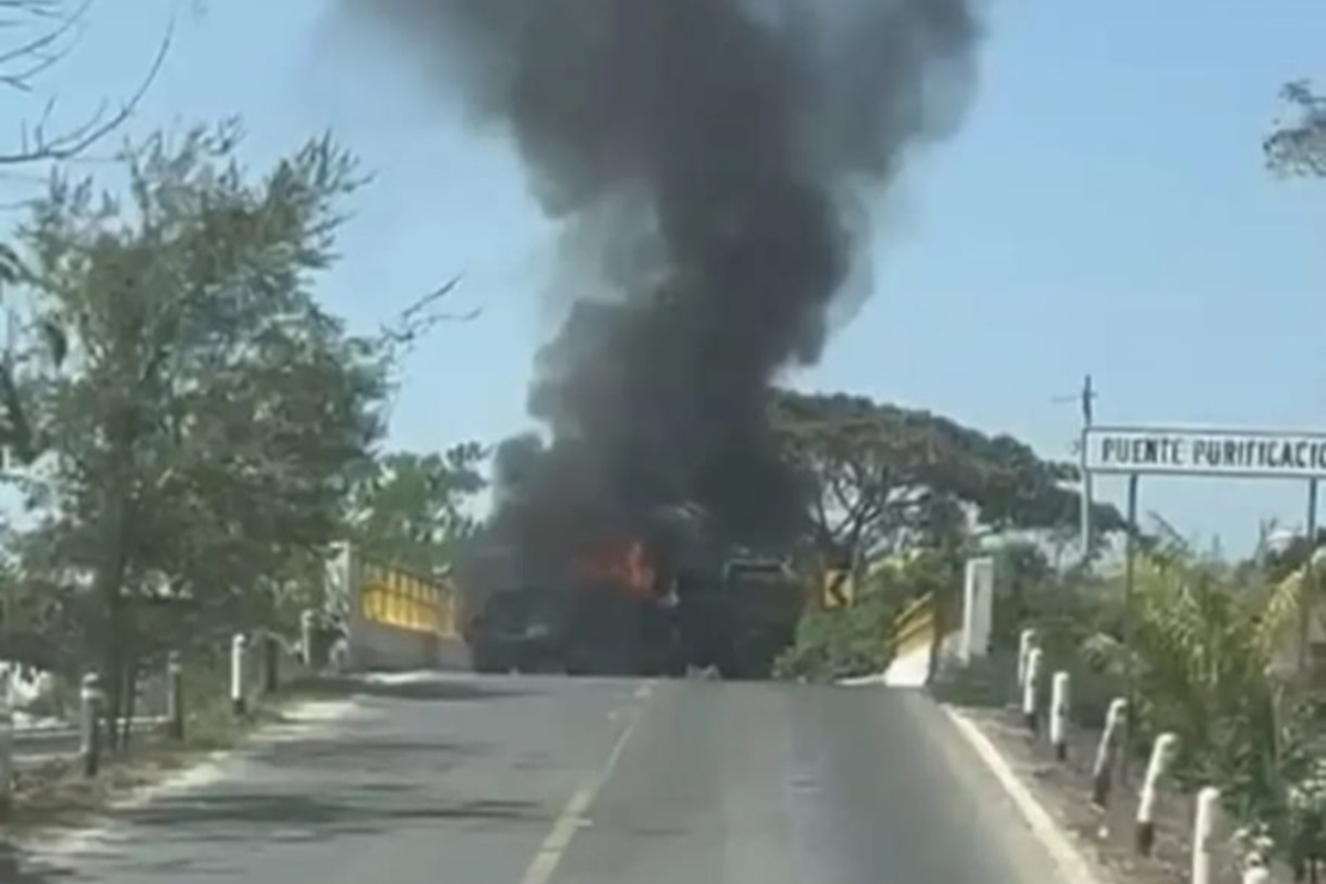 Vehículo incendiado en Casimiro Castillo, Jalisco Foto: X(Twitter) @Ar35716