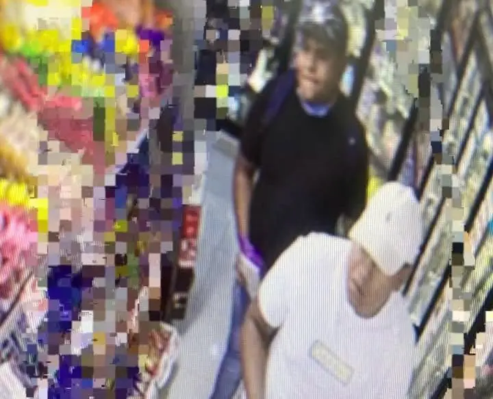 Los ladrones me asesinas del policía quedaron captados en las cámaras en la tienda de conveniencia. Imagen: Cortesía.