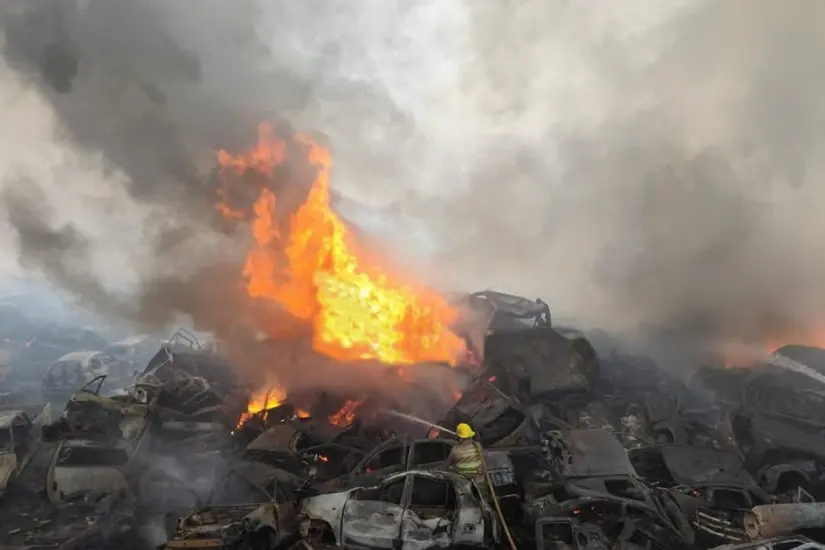 Incendio registrado el pasado fin de semana en un yonke de Altamira. Foto: Axel Hassel