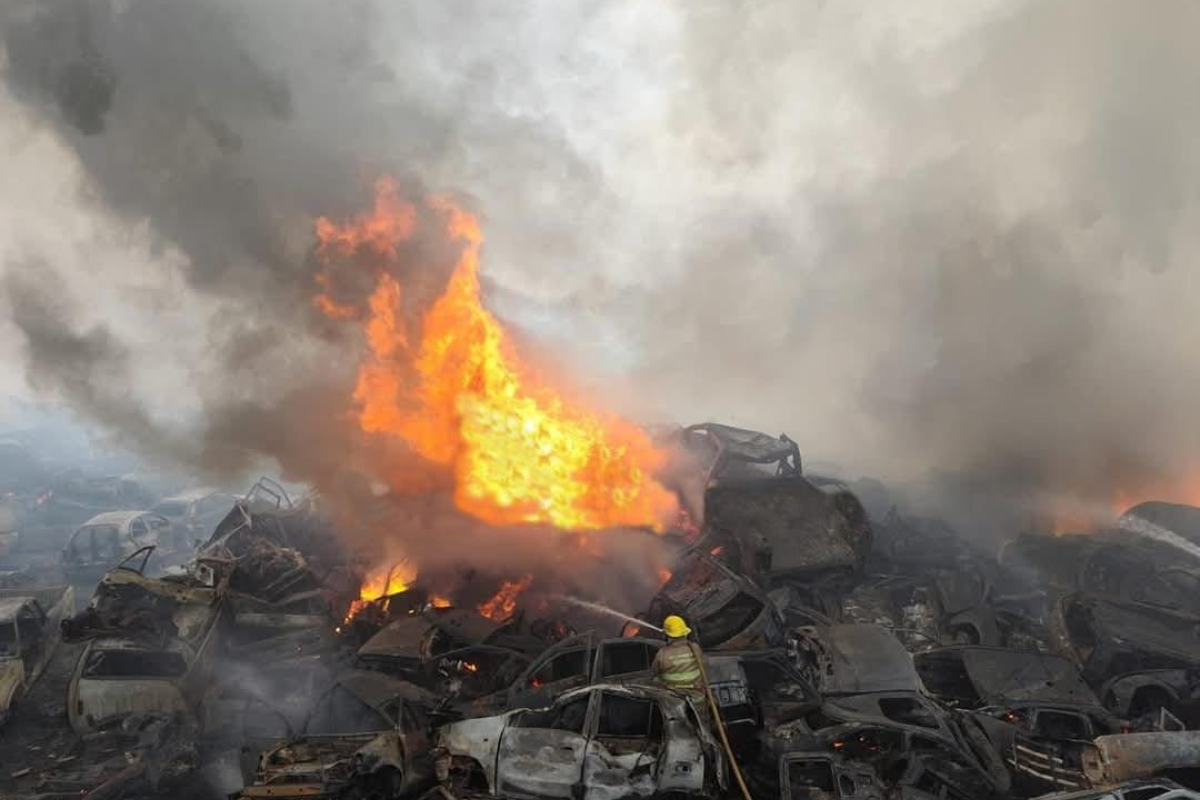 Incendio registrado el pasado fin de semana en un yonke de Altamira. Foto: Axel Hassel