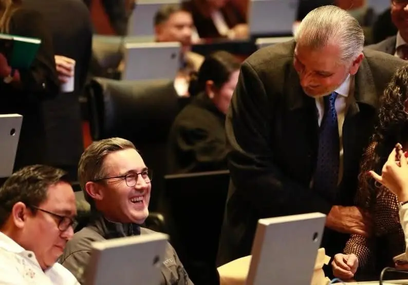 El senador de Morena, José Ramón Gómez Leal, presentó una iniciativa para reformar la Ley de Obras Públicas y Servicios Relacionados con las Mismas, con el objetivo de ampliar la garantía obligatoria de las construcciones públicas de 1 a 10 años. Foto: Redes sociales