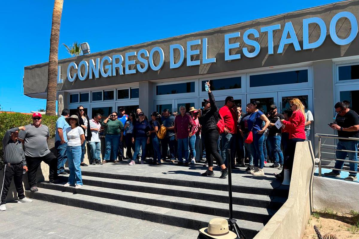 Manifestación de maestros en el Congreso del Estado. Fotos: Joel Cosío.