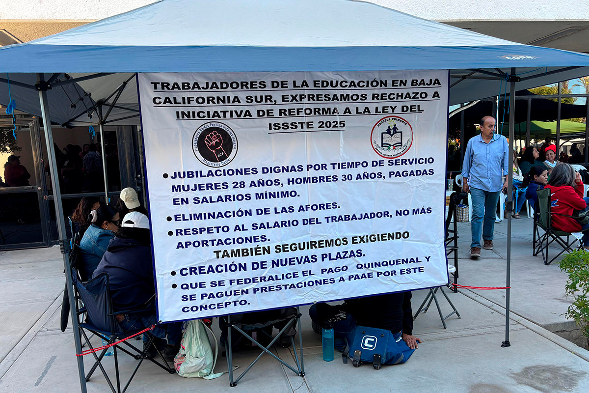 Movilizacion de maestros en el Congreso local.