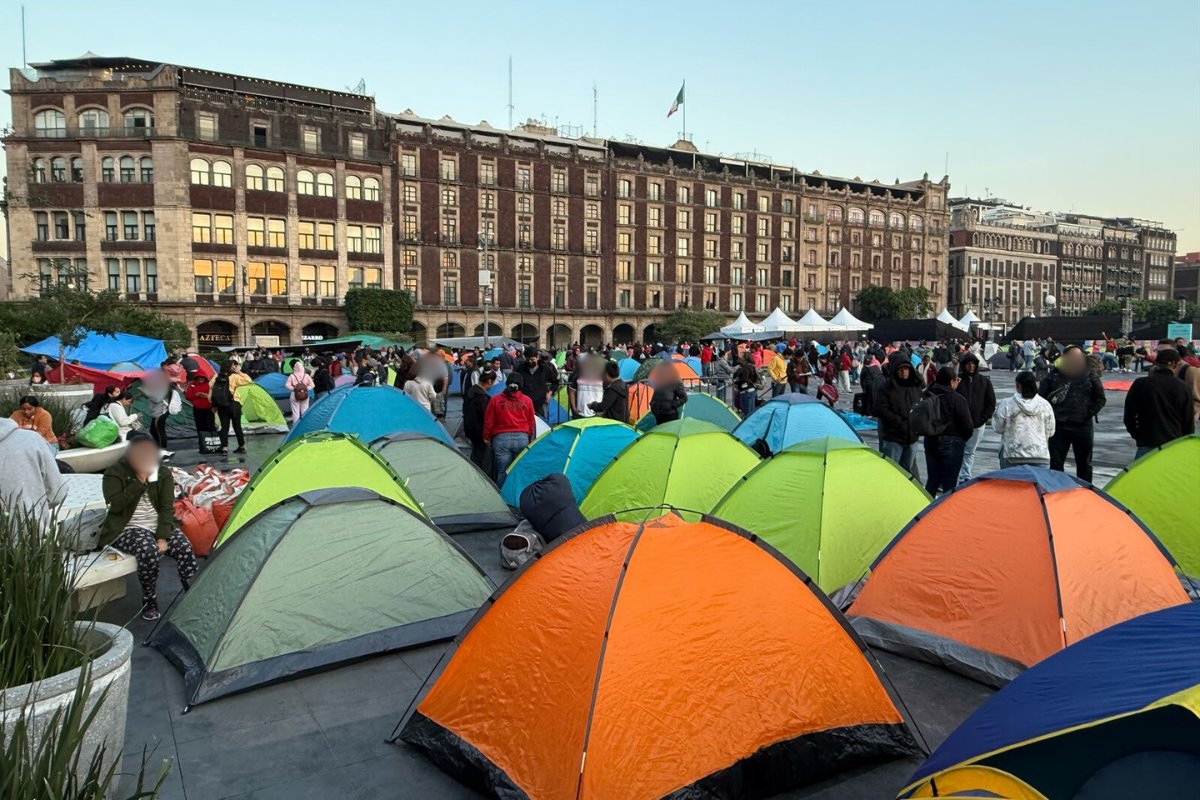 Maestros de la CNTE realizando un plantón en el Zócalo de la CDMX.      Foto: Ramón Ramírez