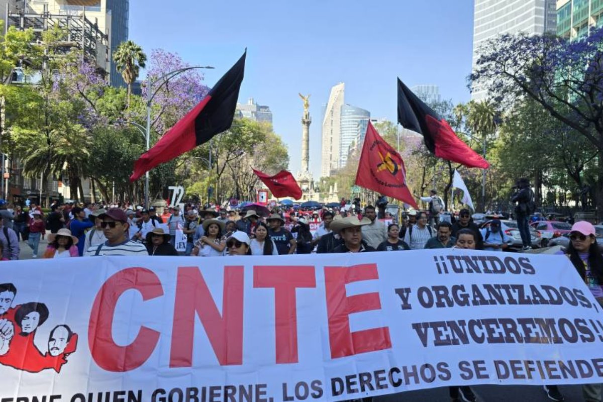 Participantes de la marcha de la CNTE en CDMX.     Foto: FB (Coordinadora Nacional de Trabajadores de la Educación)