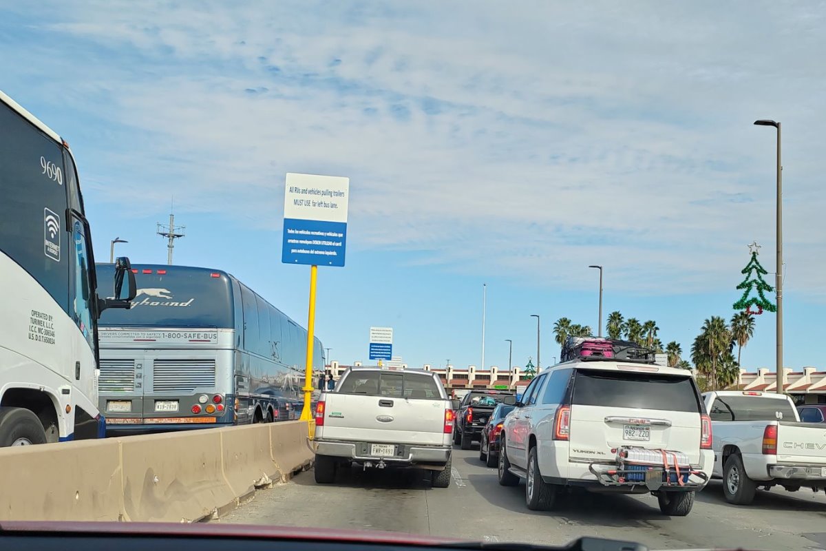 El tiempo de espera en el puente Juárez - Lincoln es de más de una hora | Foto: redes sociales