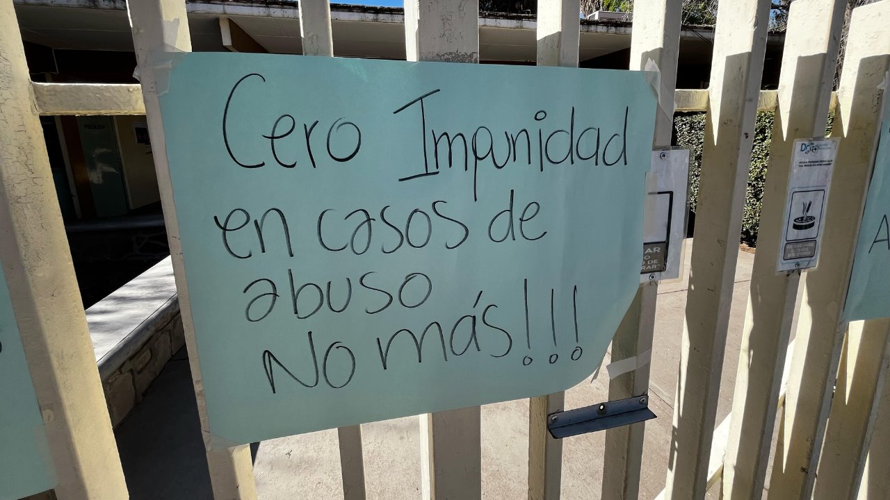 Continúa el conflicto en la Secundaria 19; padres de familia denuncian irregularidades. Foto: Alejandro Ávila.