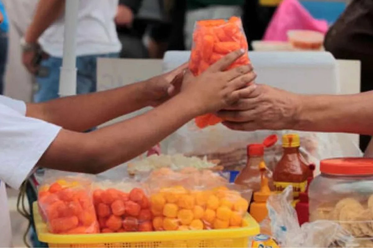 Los vendedores de golosinas y alimentos chatarra permanecen afuera de las instituciones educativas | Foto: redes sociales